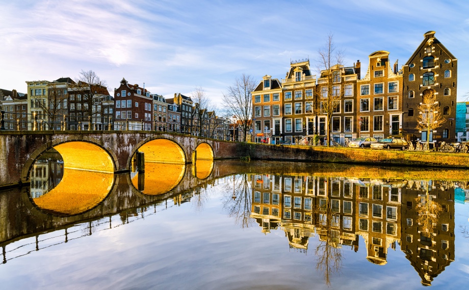 canal cruise amsterdam history bridges