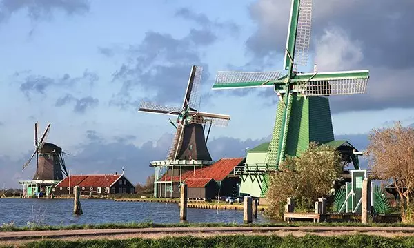 Volendam, Marken & Windmills – Dutch Countryside Tour