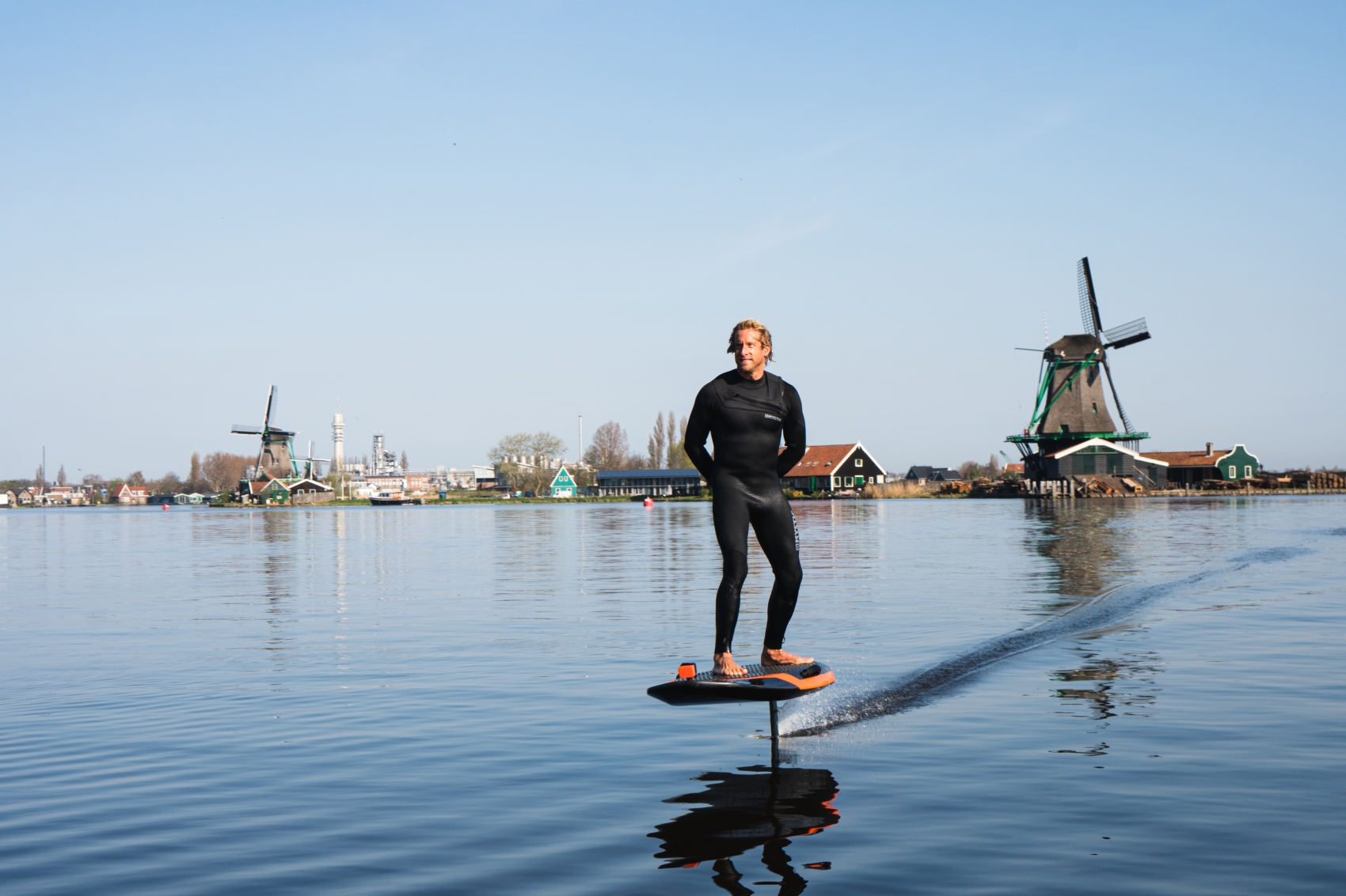 eFoiling: Elektrisch angetriebenes Surfen auf dem Wasser durch Luft