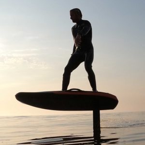 eFoiling: Guidato elettricamente sull'acqua attraverso il surf d'aria